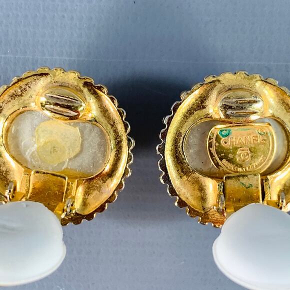 CHANEL Vintage White Gold Faux Pearl Clip On Earrings - Picture 3 of 3